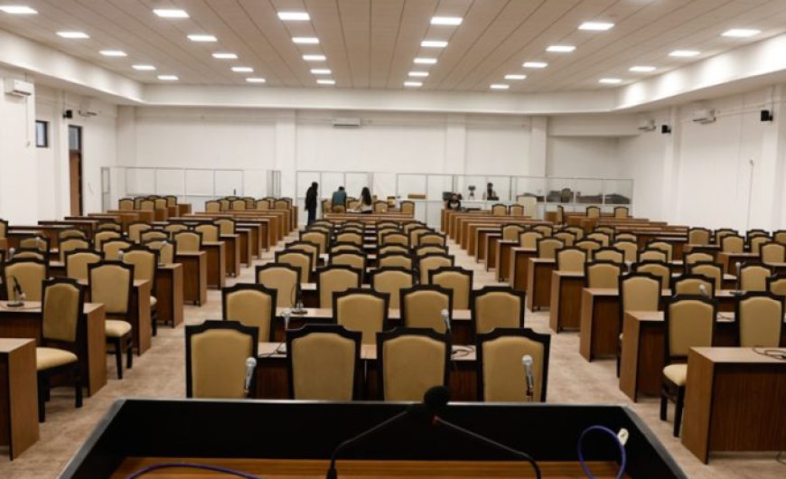 नयाँ सांसदलाई स्वागत गर्न पर्खिरहेको संसद्‌का कुर्सी (तस्वीरहरू)