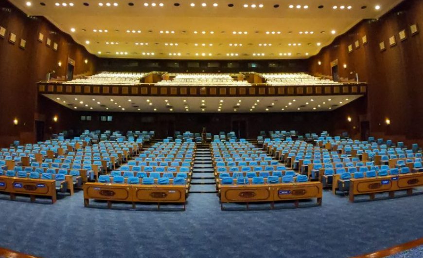 सांसदहरूले पहिचान झल्किने पोशाक लगाएर मातृभाषामा शपथ लिन पाउने